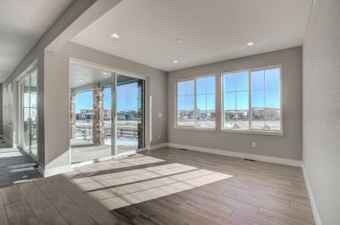 Pencereleri olan boş bir oturma odası. İç dizayn. 3d oluşturma