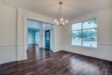 Penceresinde yeşil manzarası olan boş bir oda. 3d oluşturma 