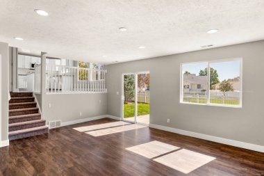 Penceresinde yeşil manzarası olan boş bir oda. İç dizayn. 3d oluşturma 