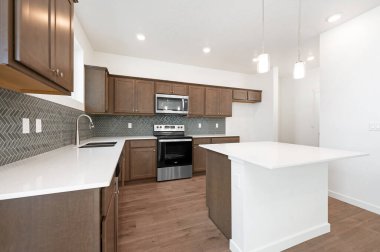 Ahşap zemin ve aletleri olan modern mutfak.