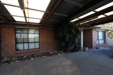 Yeni bir apartmanın dışı, inşaat alanı.