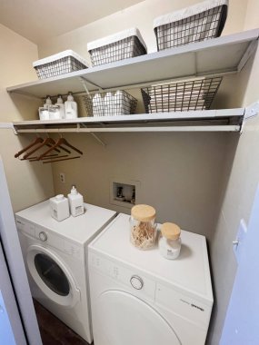 Beyaz duvarları ve çamaşır makinesi olan modern banyo, 3D tasarım.