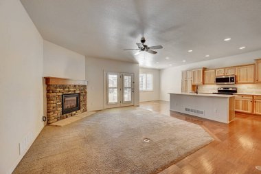 Şöminesi ve mutfağı olan boş bir oturma odası. İç tasarım. 3d oluşturma 