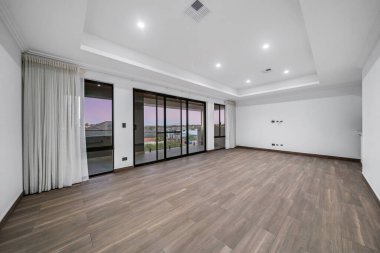 Penceresinde yeşil manzarası olan boş bir oda. İç dizayn. 3d oluşturma 