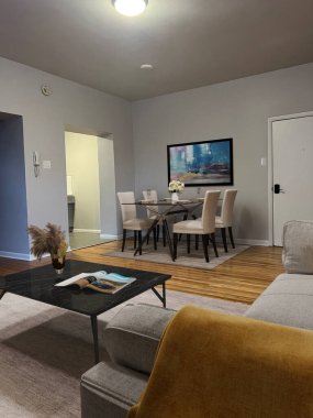 Modern oturma odasının içinde kanepe var. 3d oluşturma