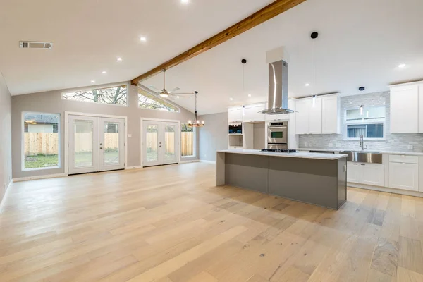Interieur Einer Modernen Wohnung Mit Küche Und Esszimmer — Stockfoto