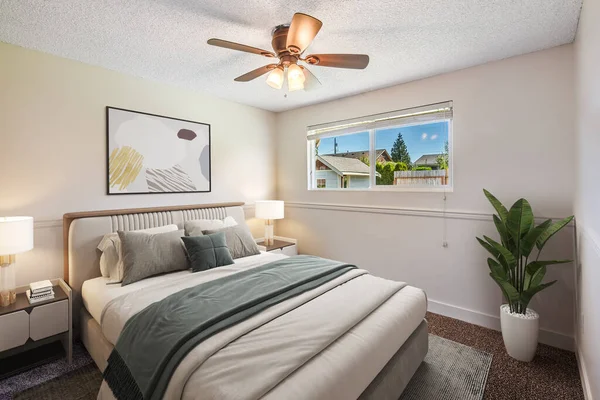 Sıcak Beyaz Tonlarda Modern Bir Yatak Odası Boyutlu Karartma — Stok fotoğraf