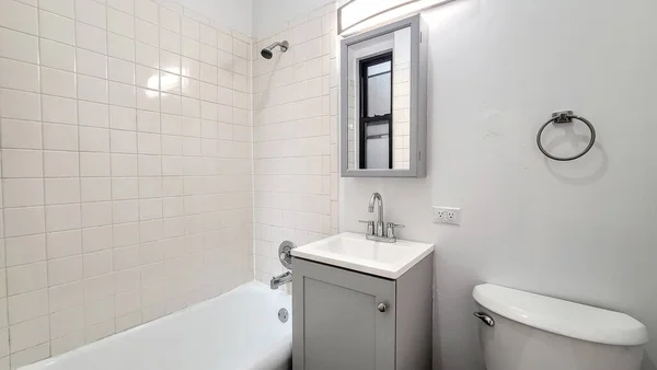 욕조가 현대식 욕실의 — 스톡 사진