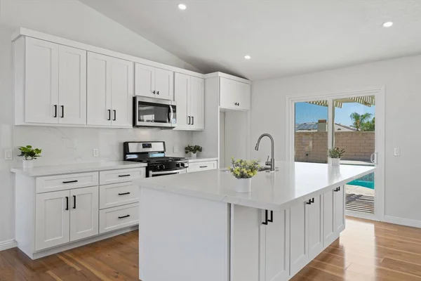 Interior Cozinha Moderna Com Paredes Brancas Piso Madeira — Fotografia de Stock
