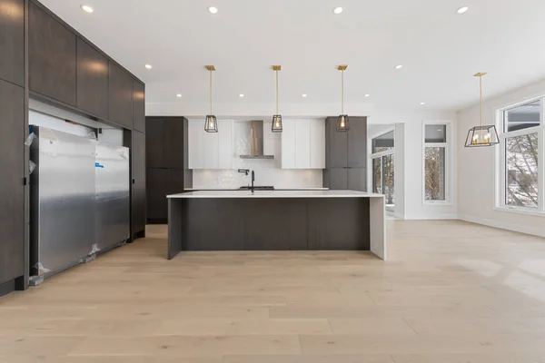 Moderne Keuken Met Witte Muren Houten Vloer — Stockfoto