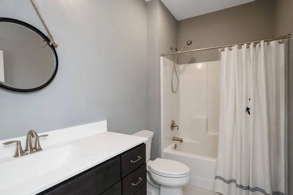 Beyaz Küvetli Modern Bir Banyo — Stok fotoğraf
