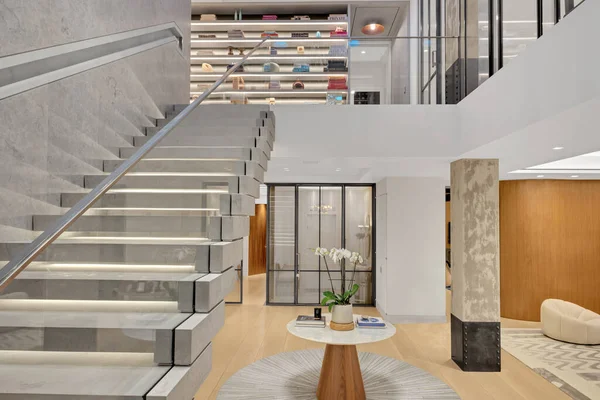 Elegante Interior Una Sala Estar Con Escaleras Acristaladas Diseño Representación — Foto de Stock