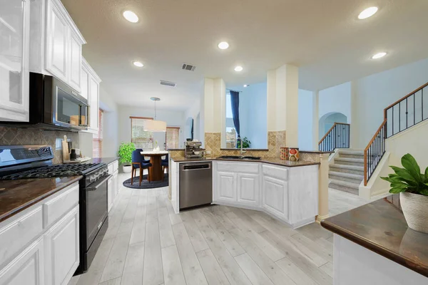 Kücheneinrichtung Mit Holzboden Und Weißen Wänden Darstellung — Stockfoto
