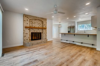 İçinde şömine ve modern mutfak olan boş bir oda. 3d oluşturma 