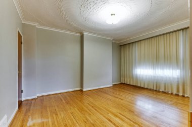 Boş bir odanın iç tasarımı, perdelerle kapatılmış bir pencere. 3d oluşturma 