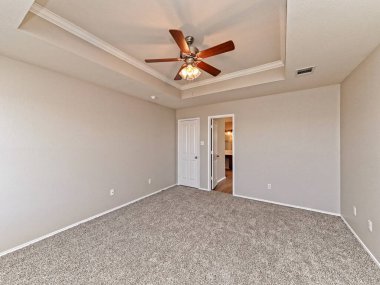 Yerde halı olan boş bir odanın iç tasarımı. 3d oluşturma