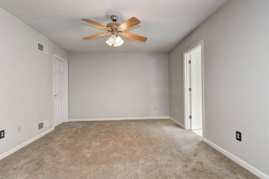 Yerde halı olan boş bir odanın iç tasarımı. 3d oluşturma 