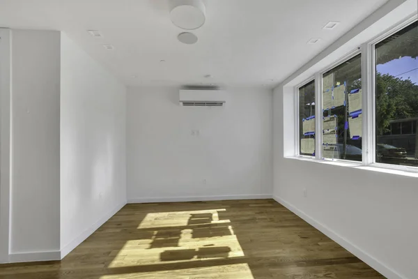 一个有绿色窗户的空房间的室内设计 3D渲染 — 图库照片