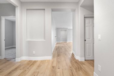 Yeni dairede boş bir oda. 3d oluşturma