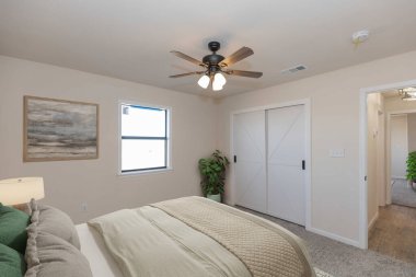 Rahat yatağı olan modern bir yatak odası. 3d oluşturma