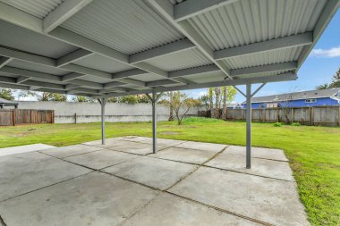 Evin avlusundaki metalik sığınak manzarası, 3D tasarım.