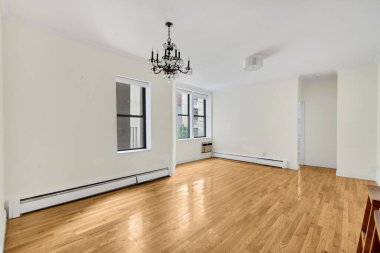 Döşemesi parke olan boş bir odanın içinde.