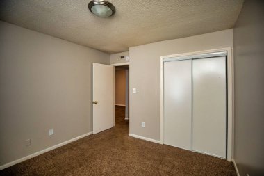 Modern bir otel odasının içinde.