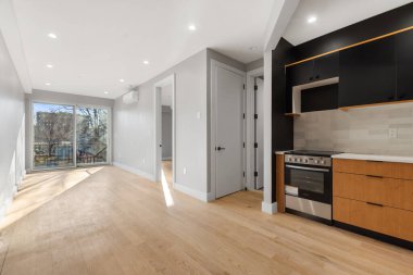 İçinde mutfak aletleri olan modern bir apartman dairesi.