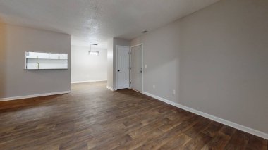 Beyaz duvarlı bir odanın iç görünümü.