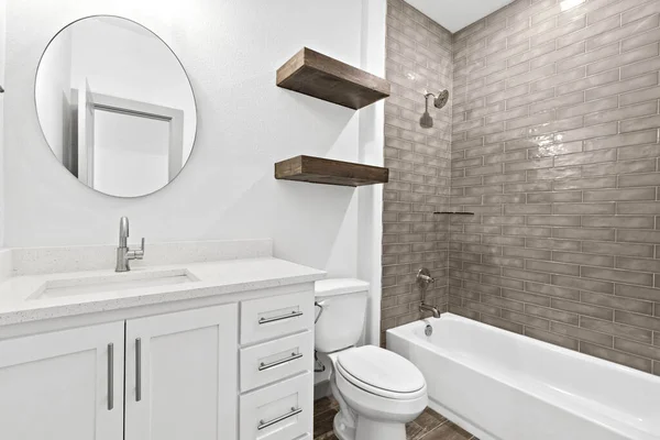 욕조와 싱크대가 현대식 욕실의 — 스톡 사진