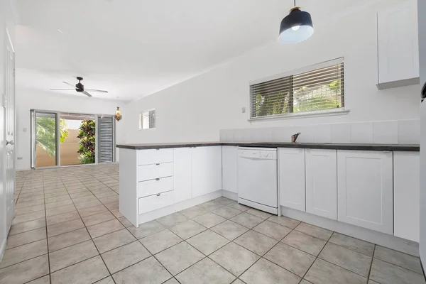 Moderne Keuken Met Houten Kasten Witte Muren — Stockfoto