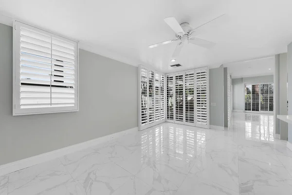 Modern Completely White Unfurnished Interior Luxury Townhouse — Stock Photo, Image