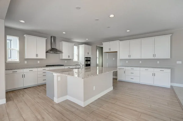 Moderne Kücheneinrichtung Mit Weißen Schränken — Stockfoto