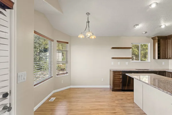 Kücheneinrichtung Esszimmer Leerer Tisch Hartholzboden — Stockfoto