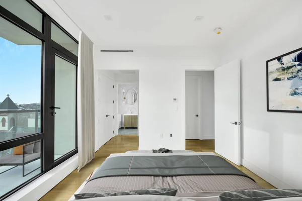 Moderno Dormitorio Interior Con Paredes Blancas — Foto de Stock