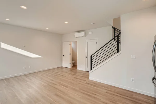 Interior Apartamento Moderno Com Piso Madeira Paredes Brancas Escadas — Fotografia de Stock