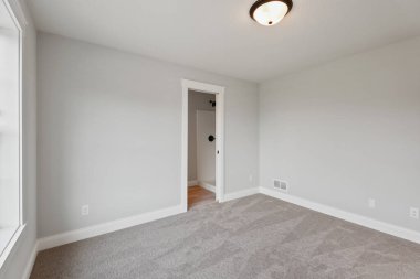 Gri duvarlı bir odanın içinde. 