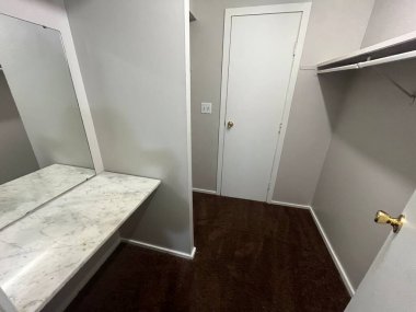 Beyaz duvarlı boş gardırop, 3 boyutlu tasarım.