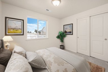 Yeni evdeki yatak odasının iç görünümü