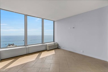 Büyük pencereli yeni bir dairenin modern iç mimarisi.