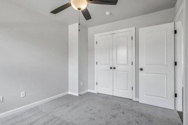 Beyaz duvarları ve kapıları olan boş oda iç tasarımı.