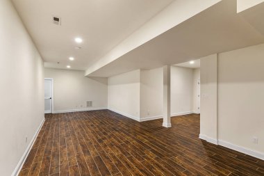 Boş odası olan modern bir apartman dairesi.