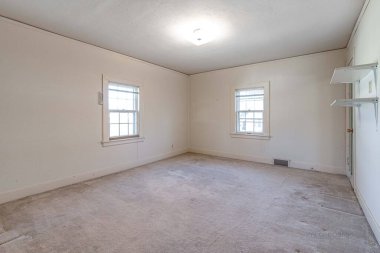 Beyaz duvarları ve zemini olan boş bir oda.