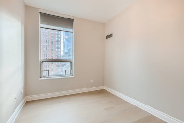 Penceresi olan boş bir apartman dairesi.