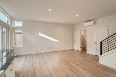 Modern bir apartmanın içinde..