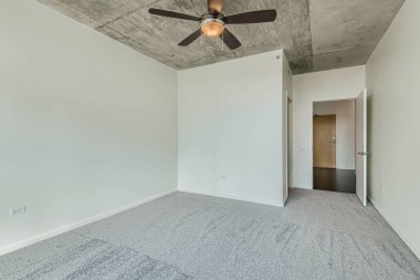 İçi boş beton zemin olan bir oda, kimse yok.