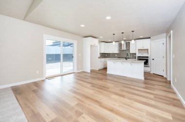 Geniş pencereli ve beyaz duvarlı modern bir apartman dairesi.