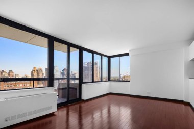 Penceresinde şehir manzarası olan boş bir oda. 3d oluşturma 