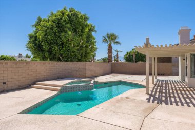 Evin yanında lüks bir yüzme havuzu, 3D tasarım.