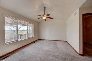 Boş oturma odası iç dizaynı ve yerde halı var. 3d oluşturma 